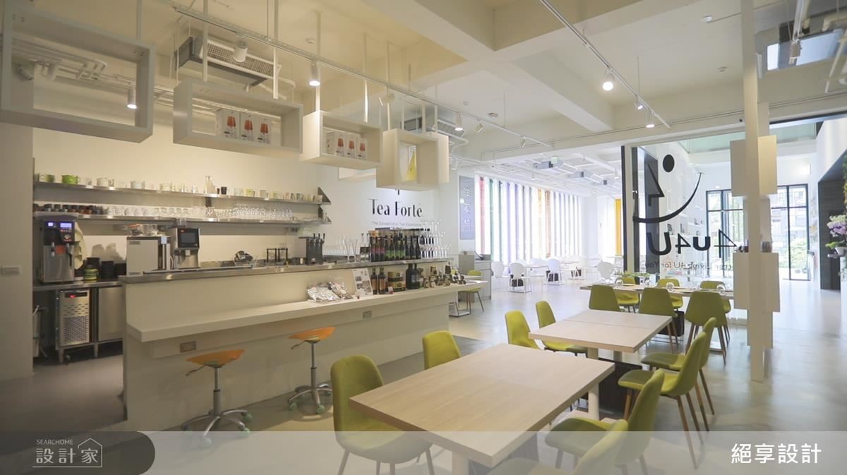 1F 後區餐桌椅選用淺綠色搭配淺木紋，營造舒活清新氛圍。