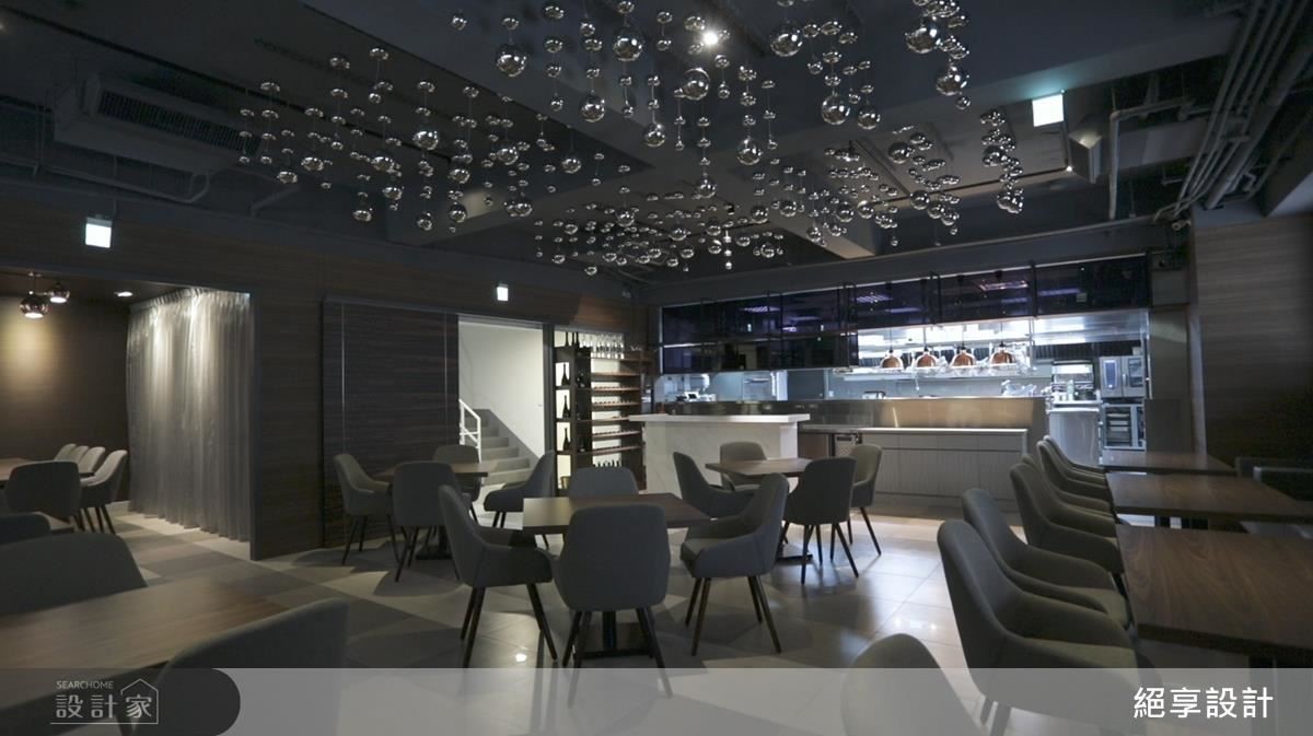 2F 天花板吊掛大小不一的鏡面金屬球，在燈光的折射下締造奢華的用餐氛圍。