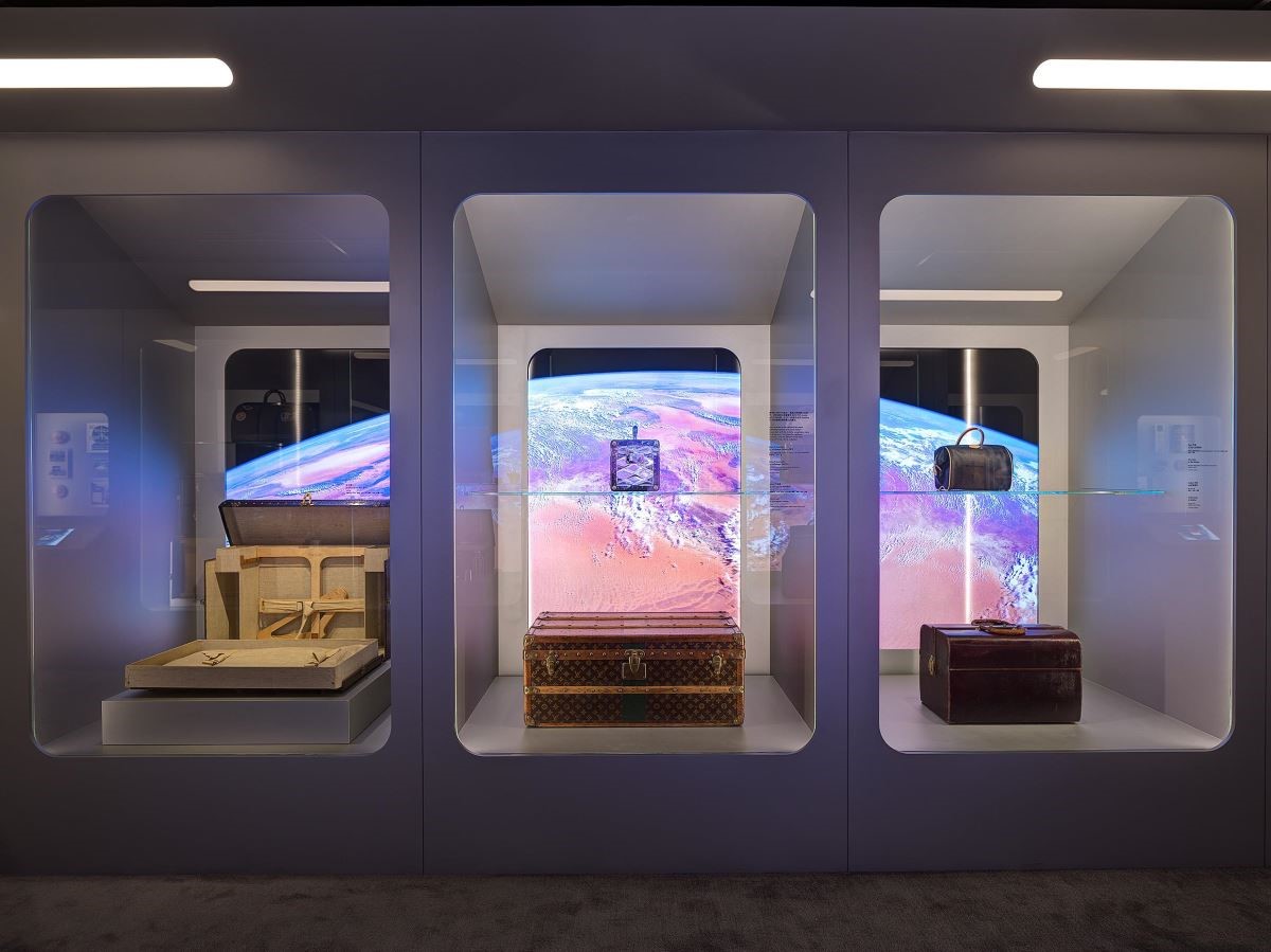「精彩旅程，遨遊天下」展區結合數位藝術，讓每個行李箱都在一個窗景中遨遊。(圖片提供_路易威登)