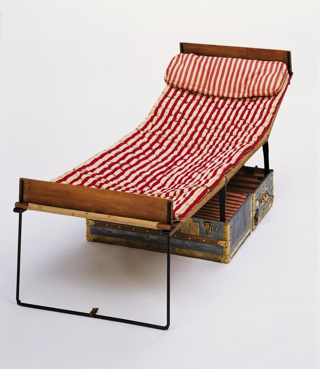 摺疊床旅行箱，約1878年作品，可收納一整張椅子。(圖片提供_路易威登)