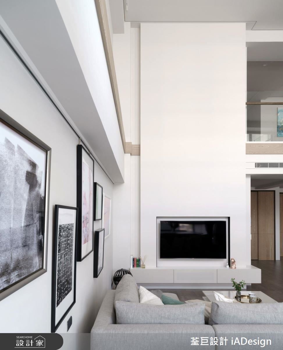 整體留白的電視牆面，創造煙囪般的視覺延伸效果，更加強樓中樓的空間挑高感。