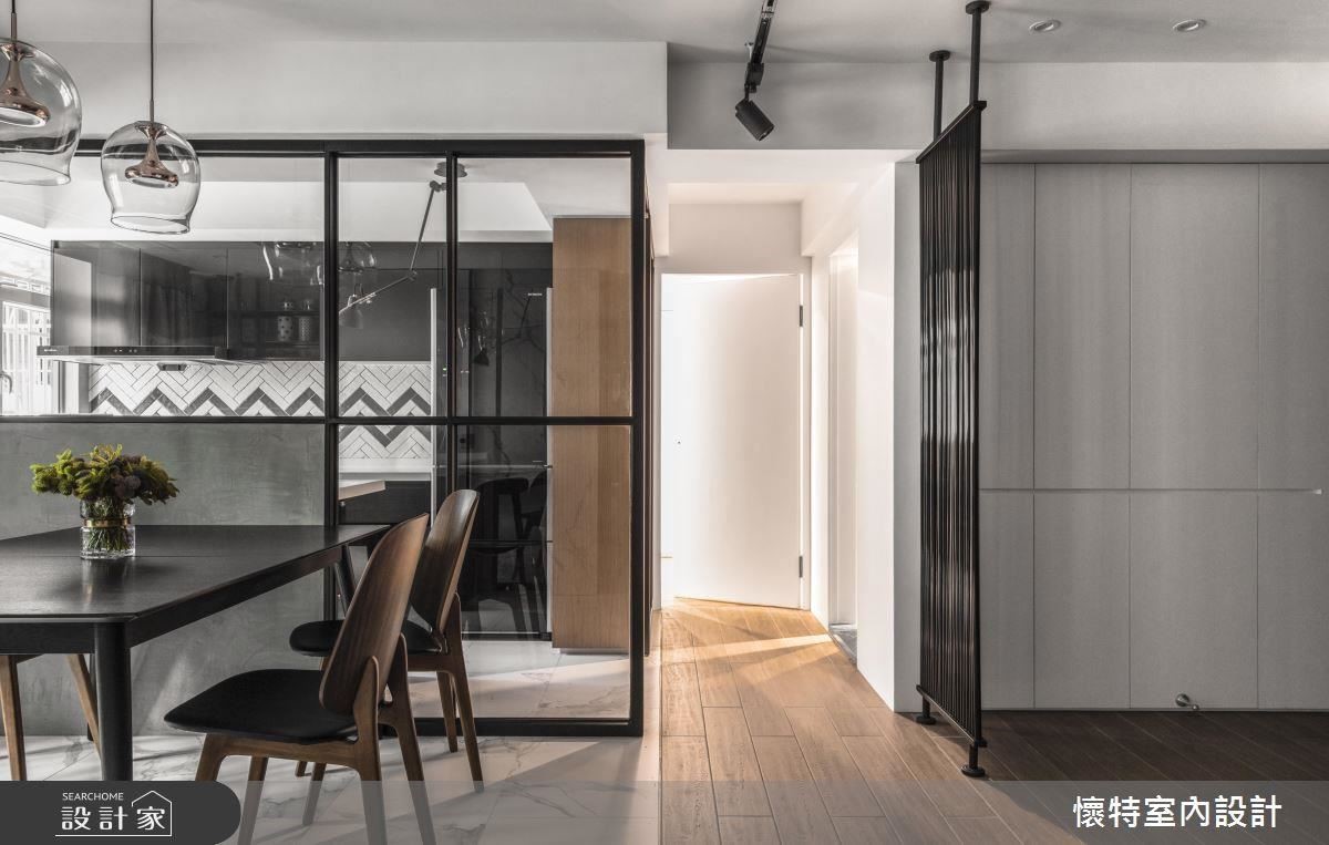 廚房牆隔間改為透明玻璃材質，延伸空間視覺感。