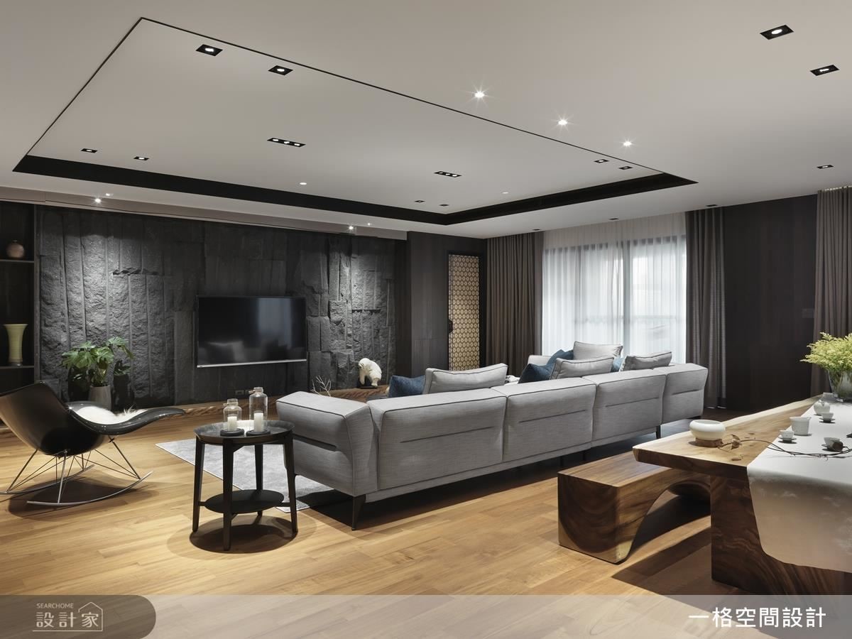 客廳的天花板以鍍鈦金屬板框出範圍，間接界定空間區域。