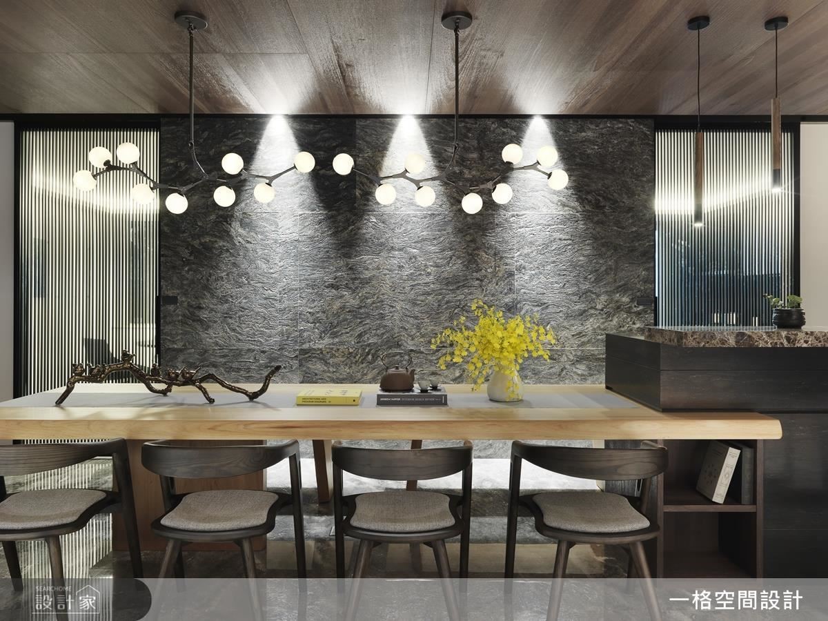 餐廳利用金色山脈石牆配合鋁格柵拉門，展現光影照射下的層次變化。