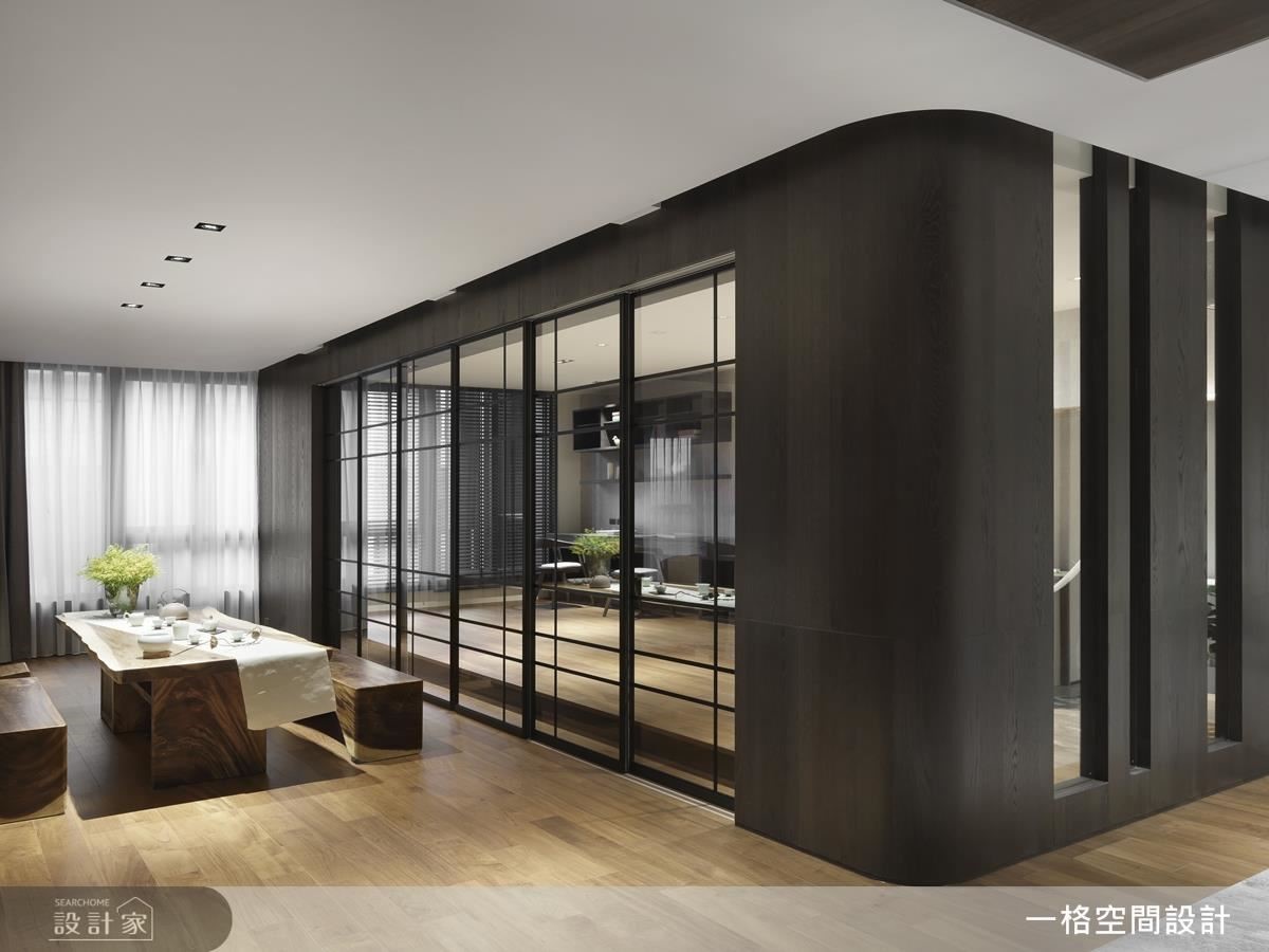 多功能和室以木皮壁面結合日式拉門設計，演繹清新雅致的禪意風格。
