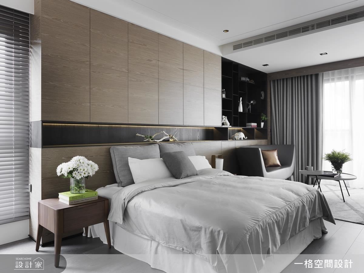 主臥壁面巧妙利用木質與鐵件的異材質拼搭，增添空間豐富性。