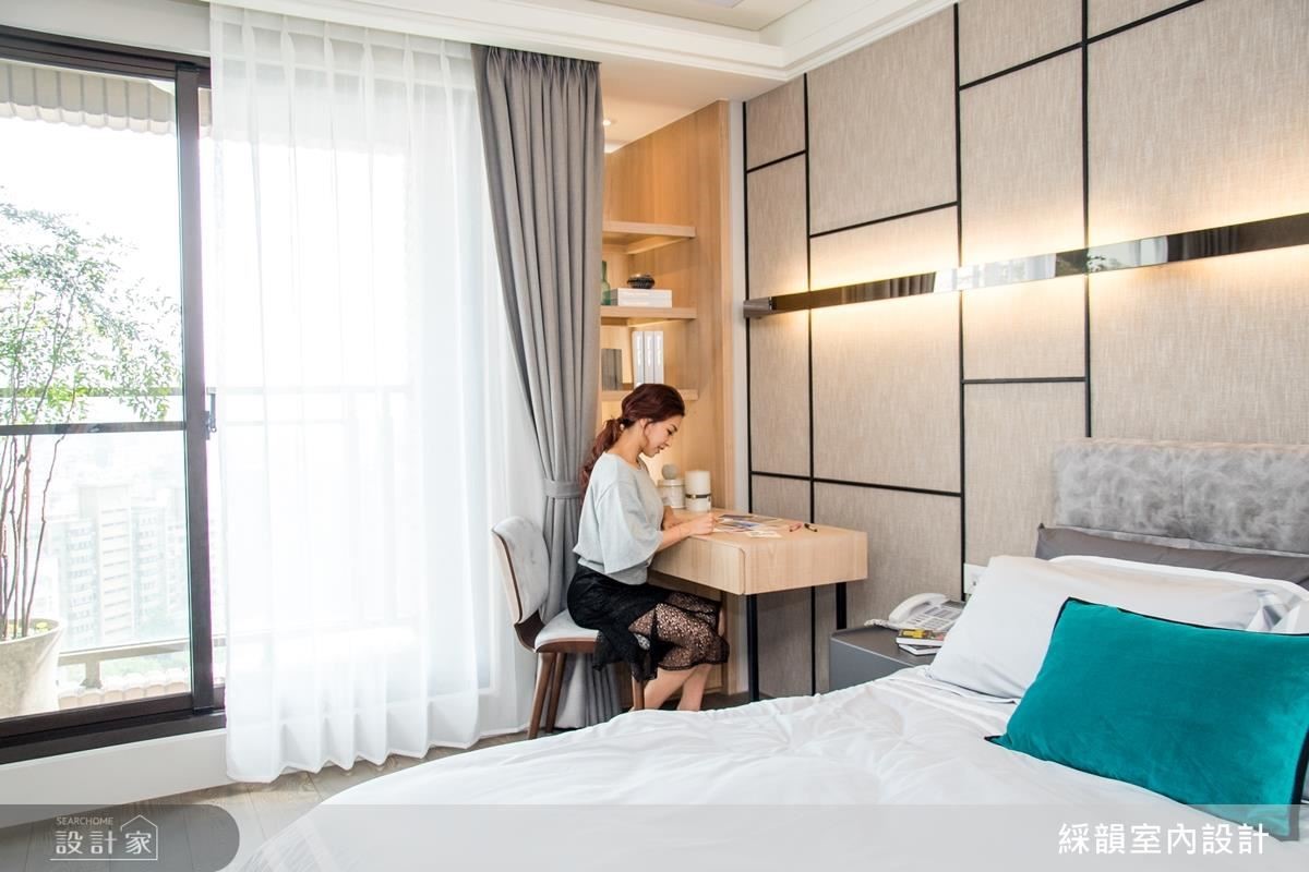 客房床頭壁面的織紋壁紙在柔和光帶的照映下，讓空間保有舒適高雅氛圍。