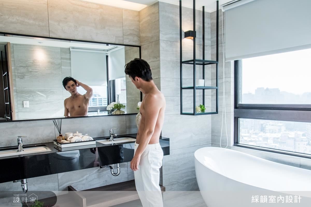 主臥衛浴採雙洗手檯配置，貼心考量屋主夫妻生活便利性。