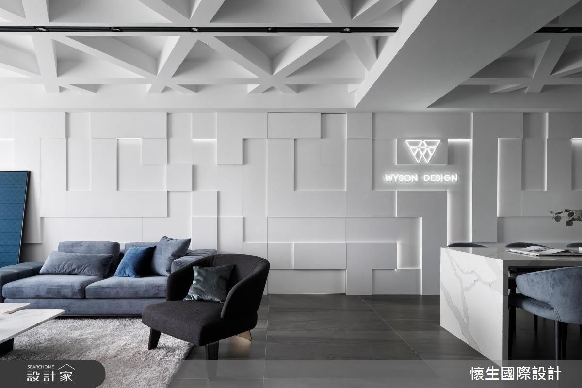 吊隱式冷氣與嵌燈的結合，讓白色居家增添黑色俐落氣息，刻意使用灰藍色家具，更能適當提升彩度。