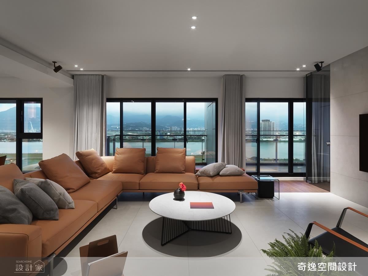 公領域選用咖啡色 L 型沙發襯托空間氣勢，更以大地色調散發舒適優雅氣息。