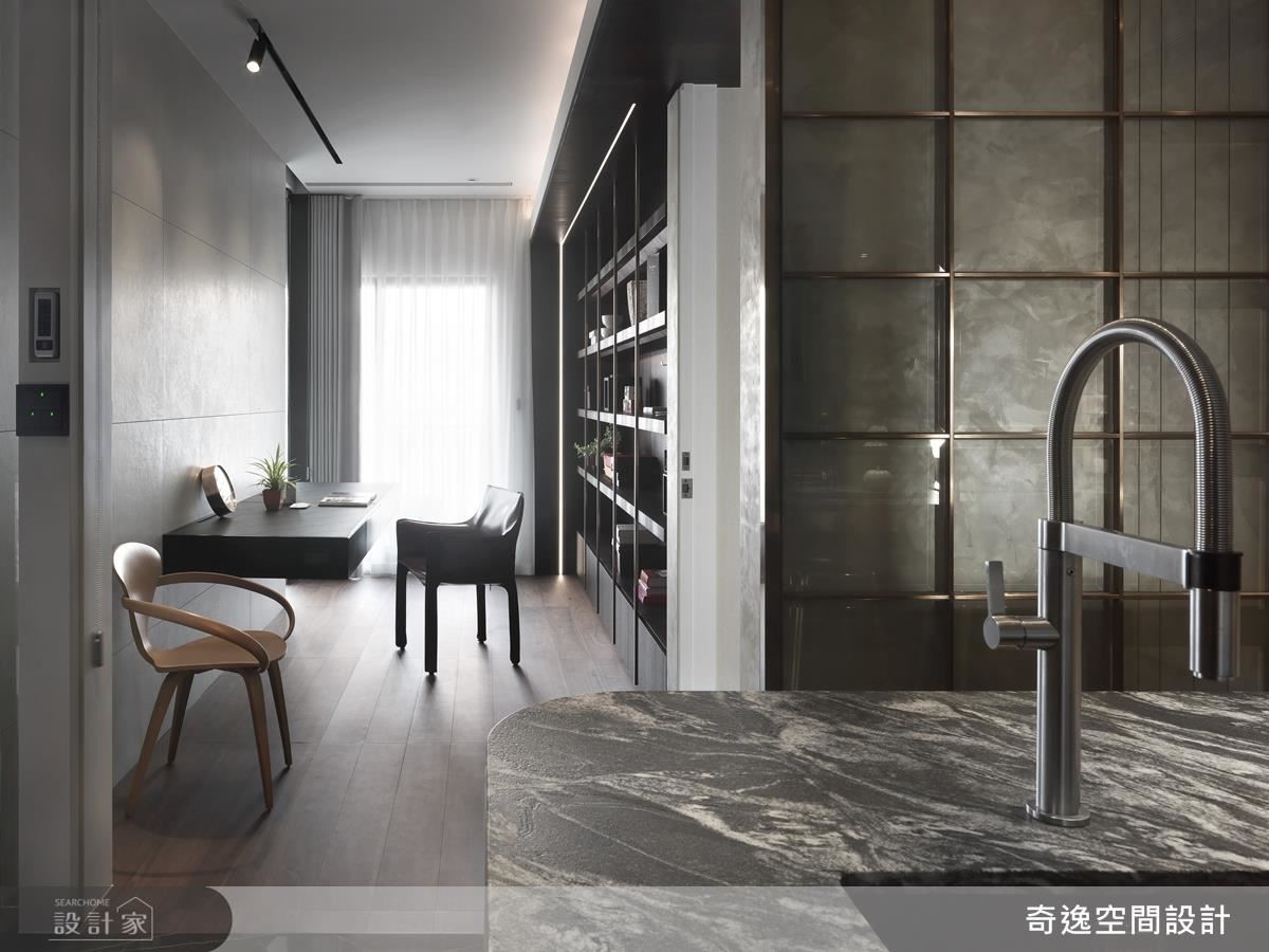 書房拉門透過強化玻璃材質，以視覺穿透性延展寬敞視野。