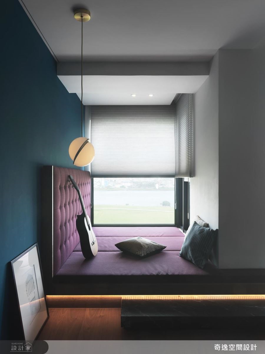 休閒空間以架高方式打造臥榻空間，為屋主構築一方愜意閒適天地。