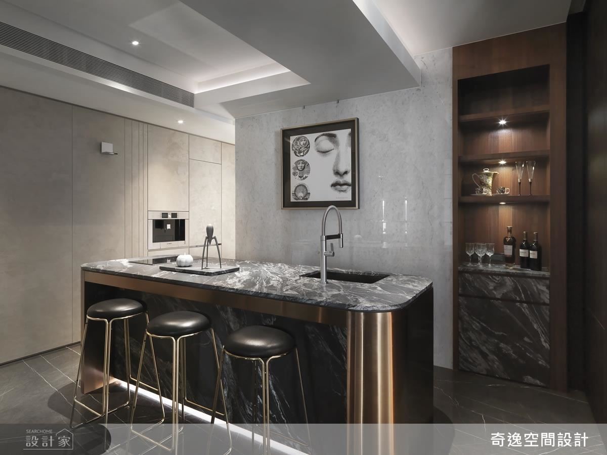 廊道中島吧檯選用鈦金元素包覆，為場域增添精緻華麗質感。