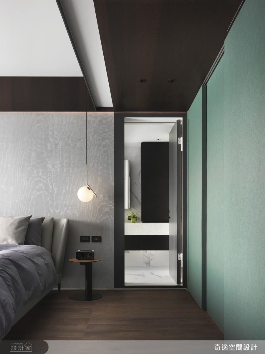 主臥房壁面以湖水綠壁紙鋪敘，為空間迎來活潑年輕氣息。