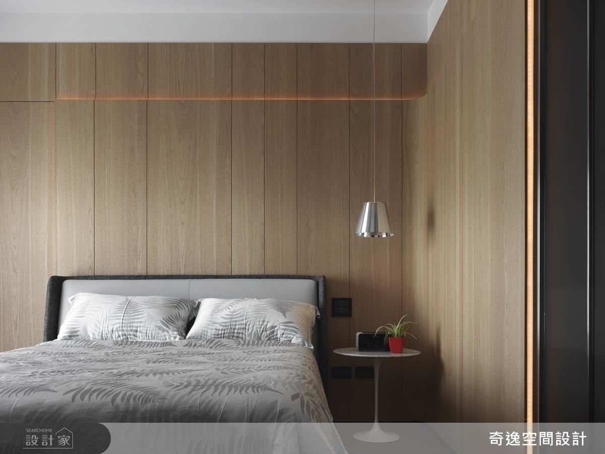 孝親房以木質立面結合間接燈帶，勾勒柔和溫潤的寢居空間。