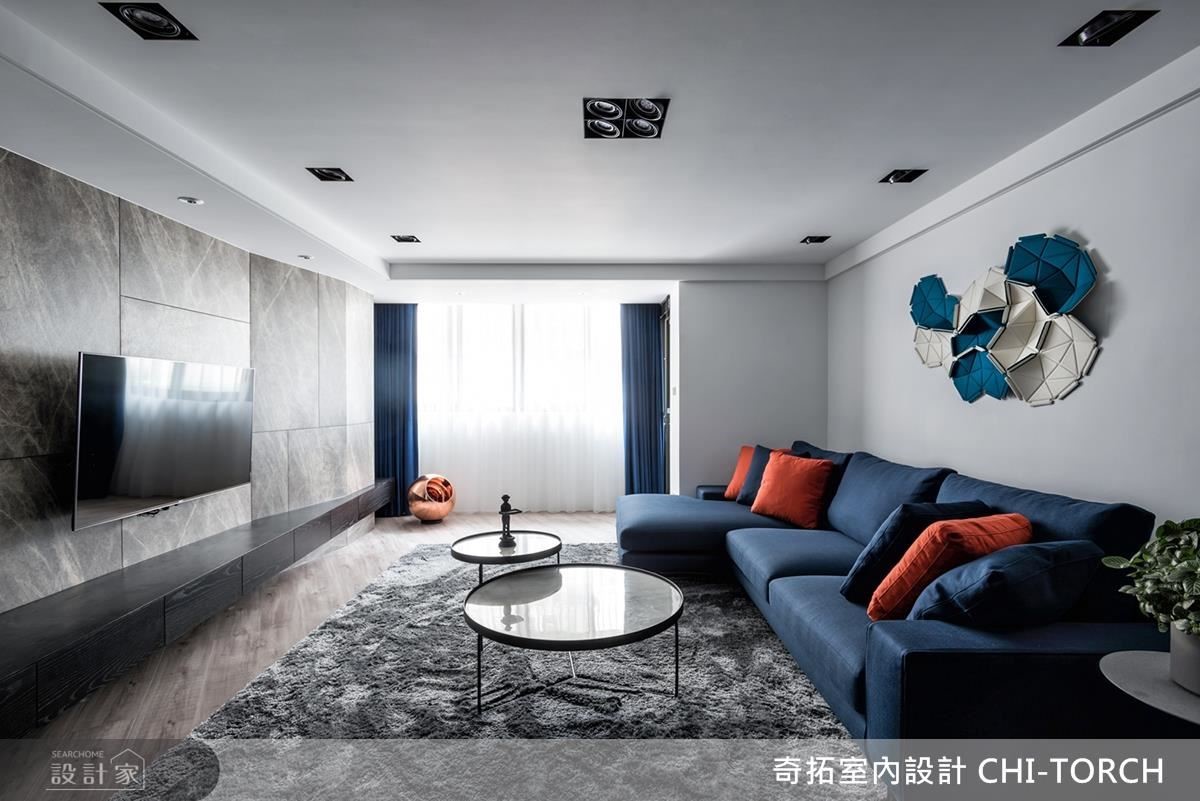 客廳沙發選用帶有夫妻求學回憶的藍、橘色，勾勒空間活潑俏皮感。