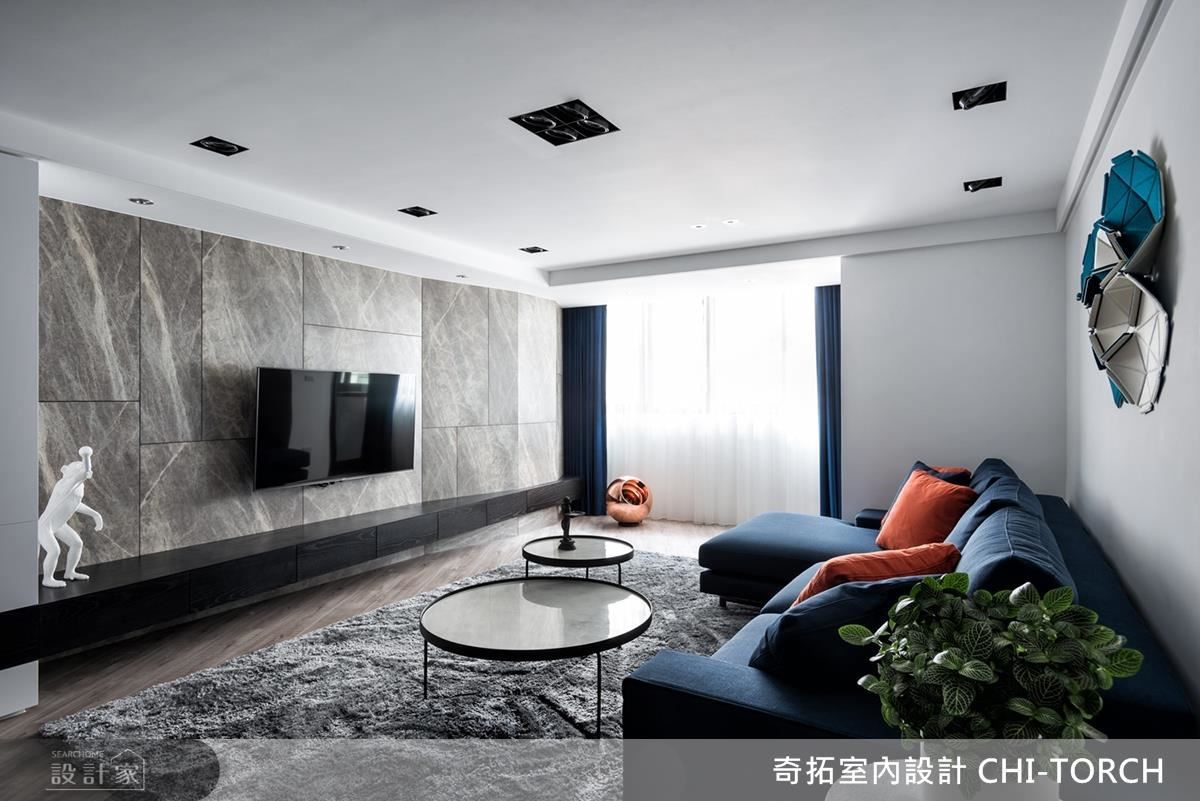 客廳電視牆選用大理石紋理的美耐板，層次堆疊鋪敘場域質感。