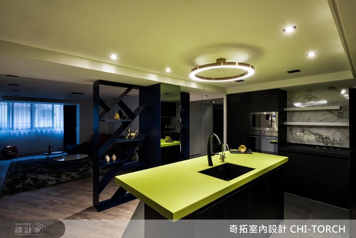 餐廳中島選用安定人心的綠色營造戶外清新氛圍，成就空間一大視覺焦點。