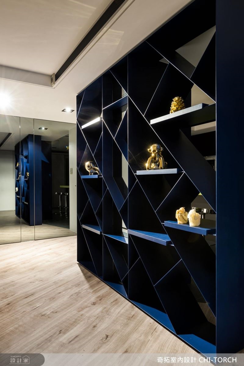 設計師巧妙利用幾何展示牆的呈現，弱化原有大樑的壓迫視覺感。
