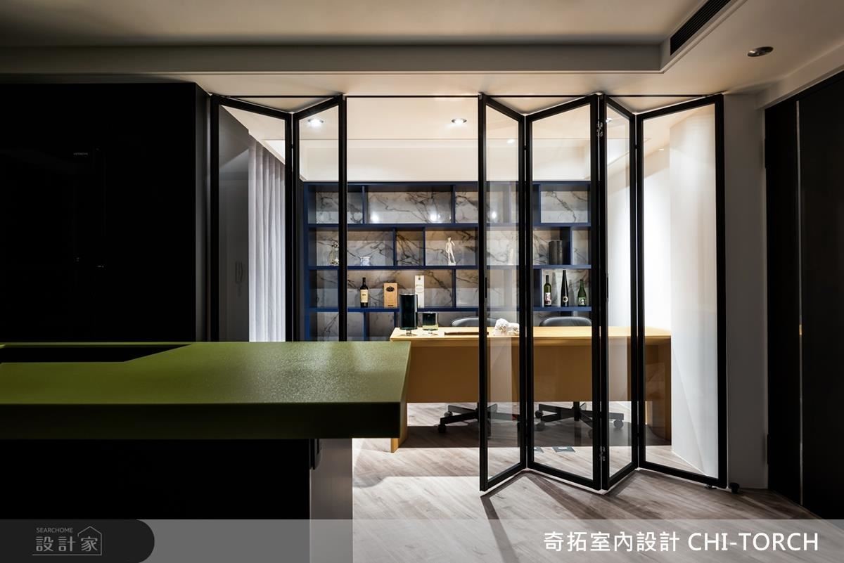 書房的通透玻璃拉門為屋主創造開放、隱私兼具的工作環境。