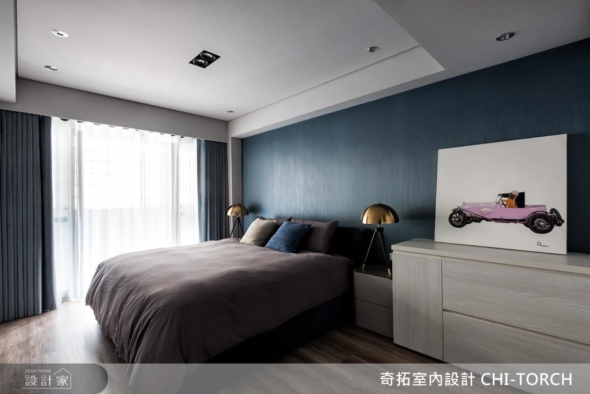 主臥以淺灰色及深藍色定調，構築沉穩人心的舒適睡眠空間。