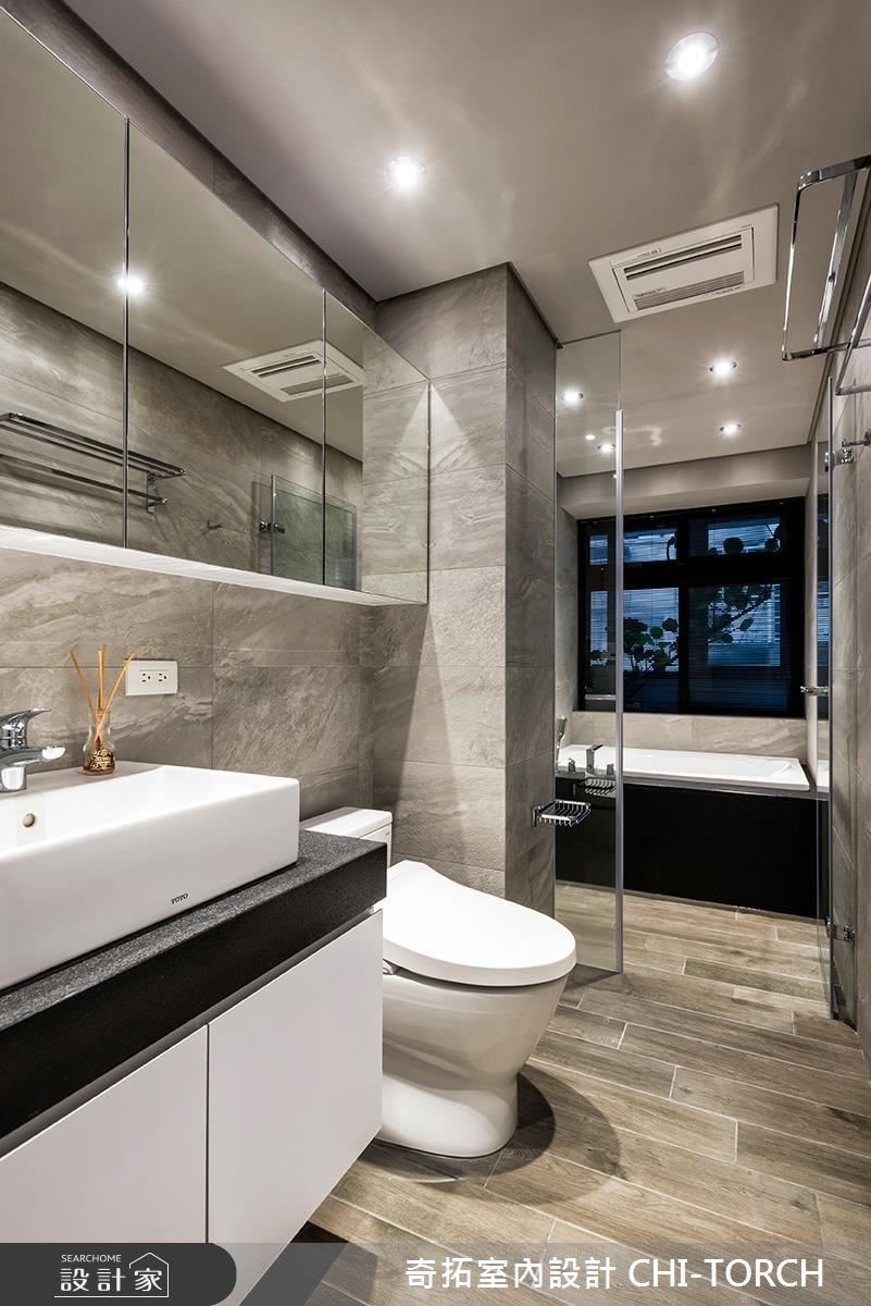 設計師利用明鏡櫃體放大空間尺度，構劃明亮而華麗的飯店風衛浴。