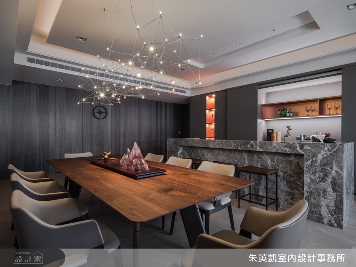 深色調的招待會所在造型吊燈的照映下，構築星辰點綴的藝術畫面。