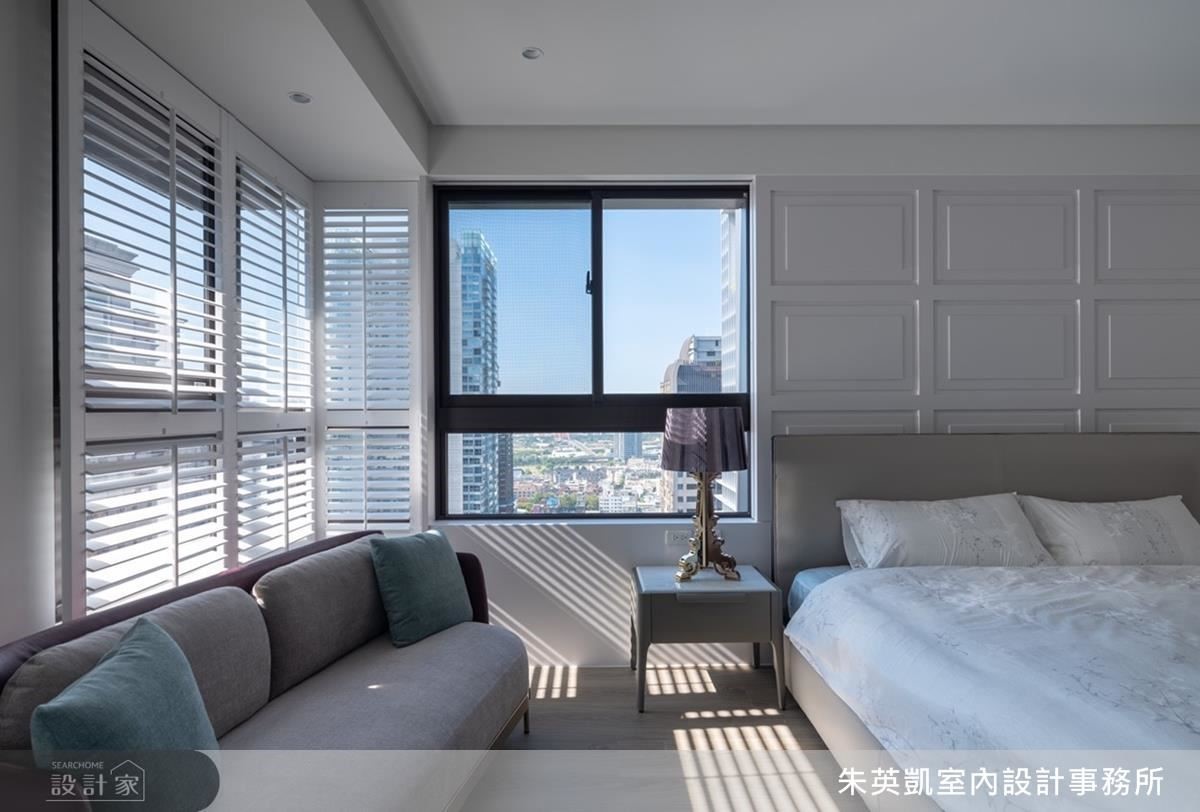 主臥善用原有採光優勢，以百葉窗設計彰顯光影變化層次。