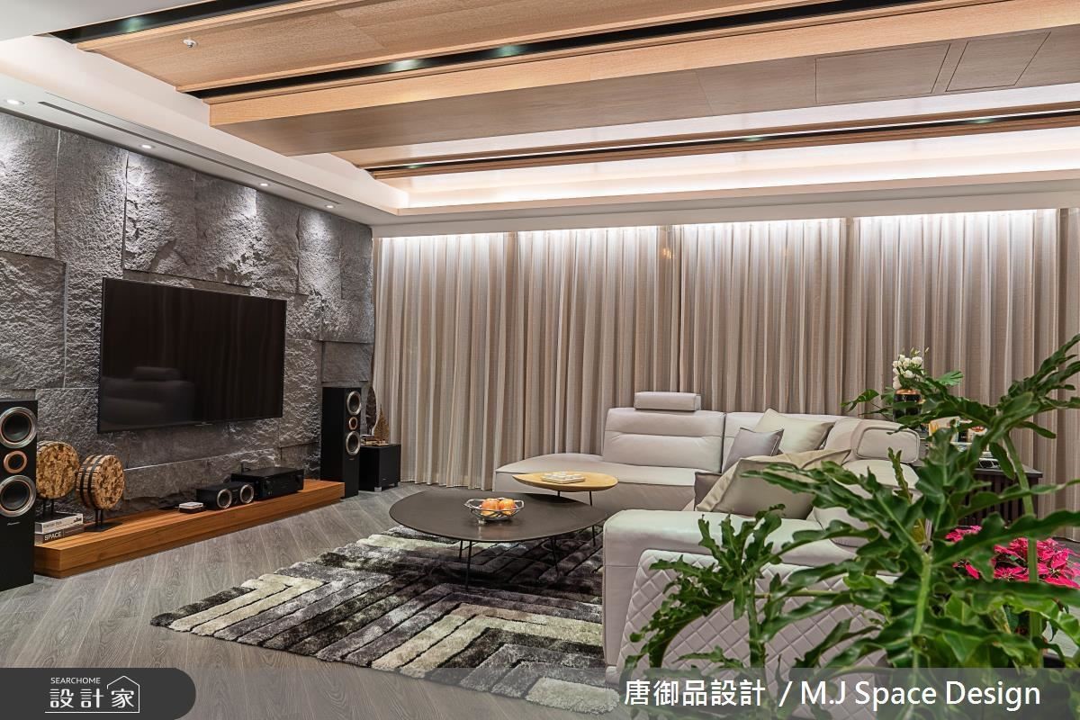 客廳電視牆以石材鋪陳，呼應至玄關櫃體的材質與元素。