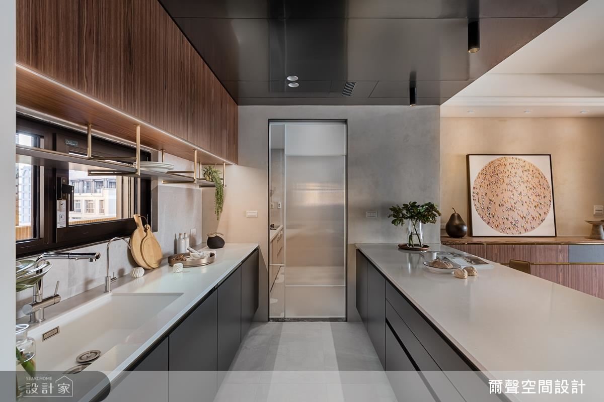 流理檯上方設計吊櫃，機能性十足且增加視覺層次。