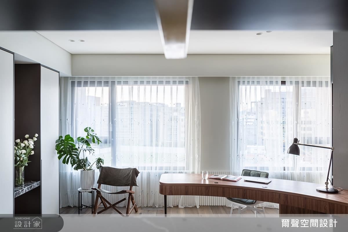 主臥以圓弧造型牆面及書桌設計，勾勒寢居線條美感。