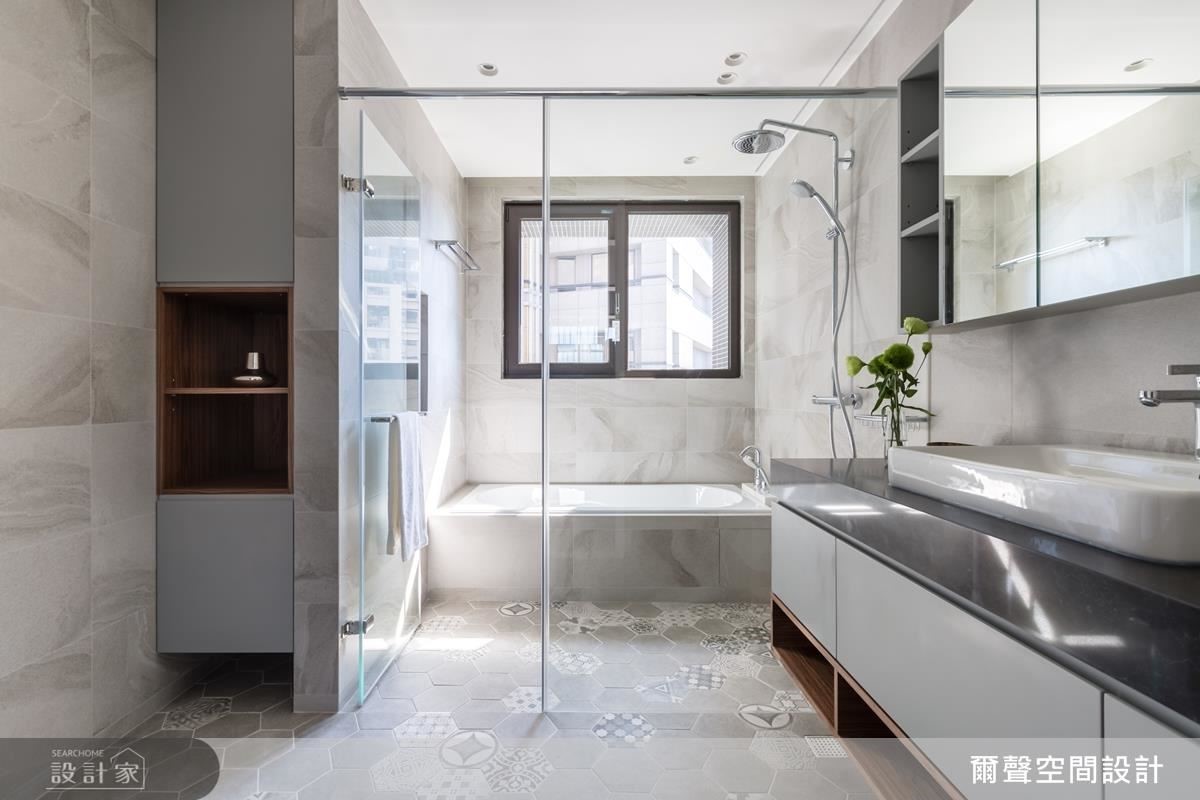 衛浴地面以六角幾何紋路磁磚排列，讓空間質感豐富有層次。