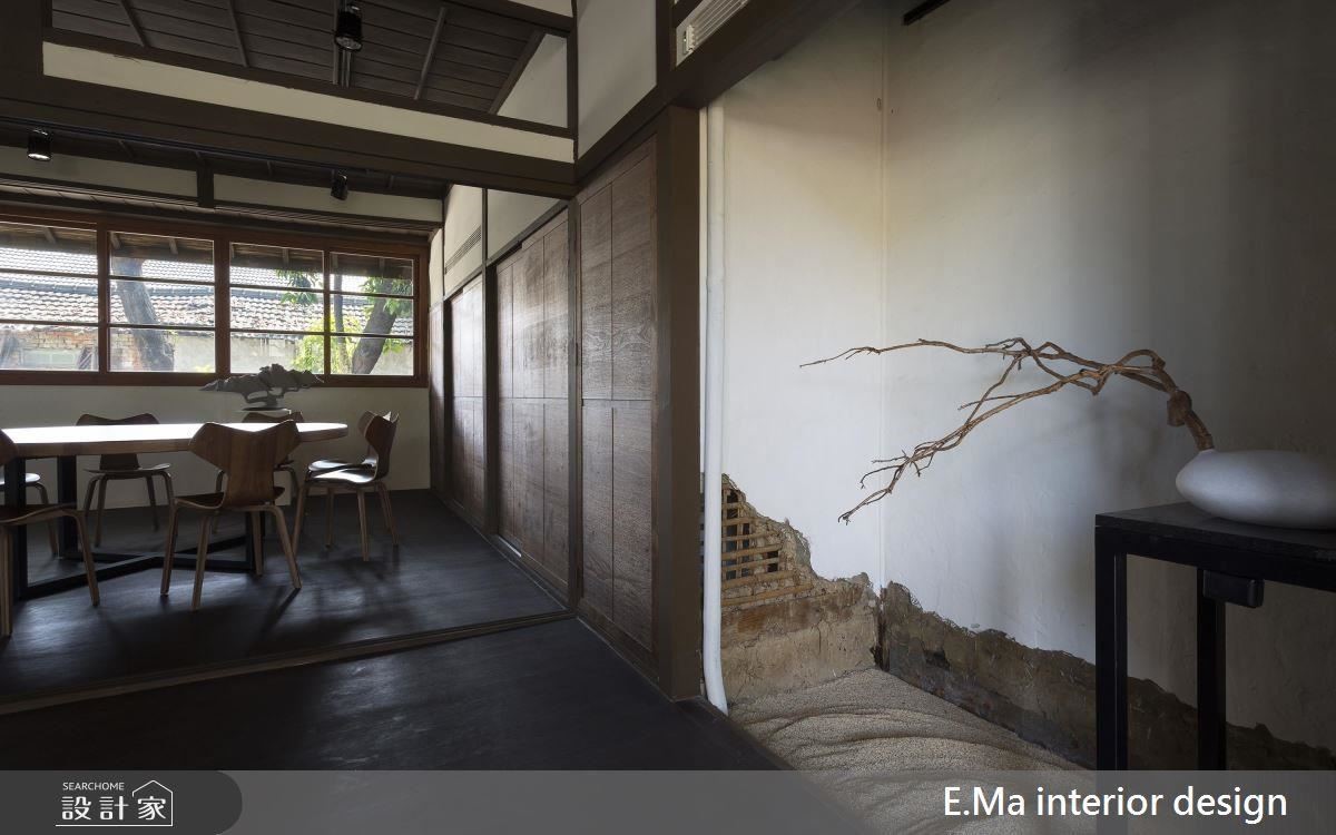 特意將舊有的壁面裸露，帶出空間復古韻味。