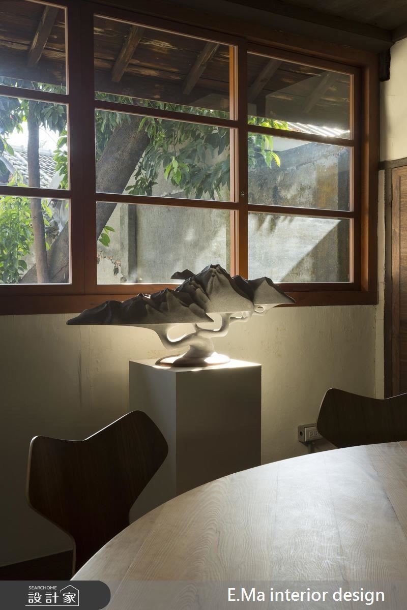 窗邊規劃藝術展示台，透過光影的堆疊，更加襯托出空間韻味。