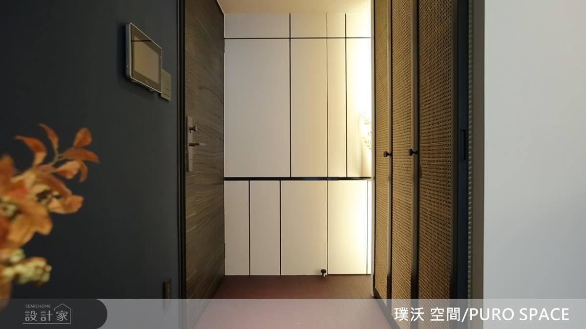 玄關運用簡約線條設計櫃體，達到視覺俐落的效果。