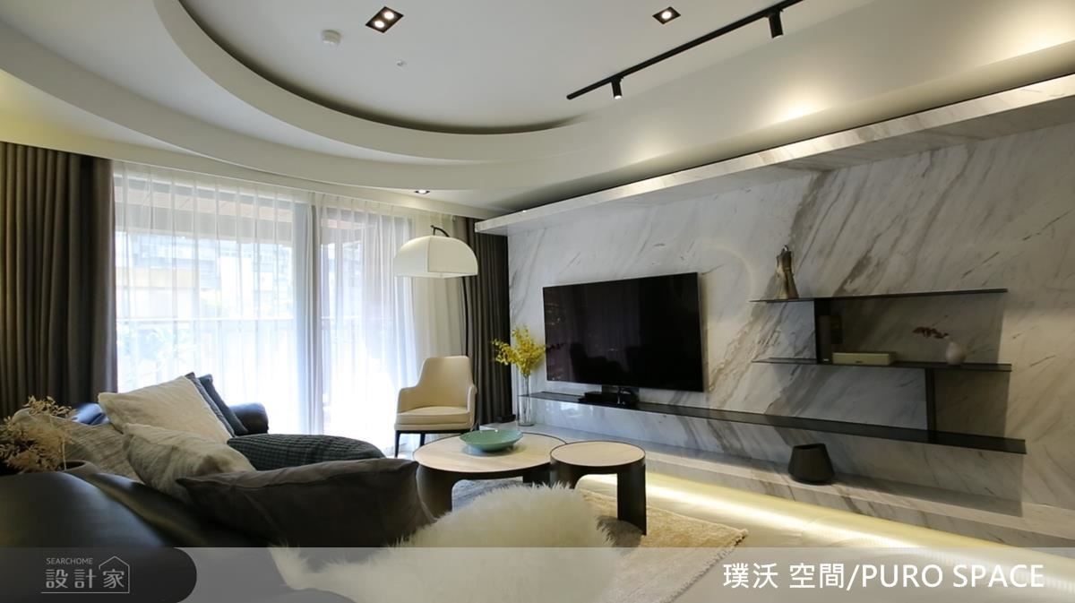 客廳電視牆以石材規劃，並呈現漂浮於空間的視覺感。