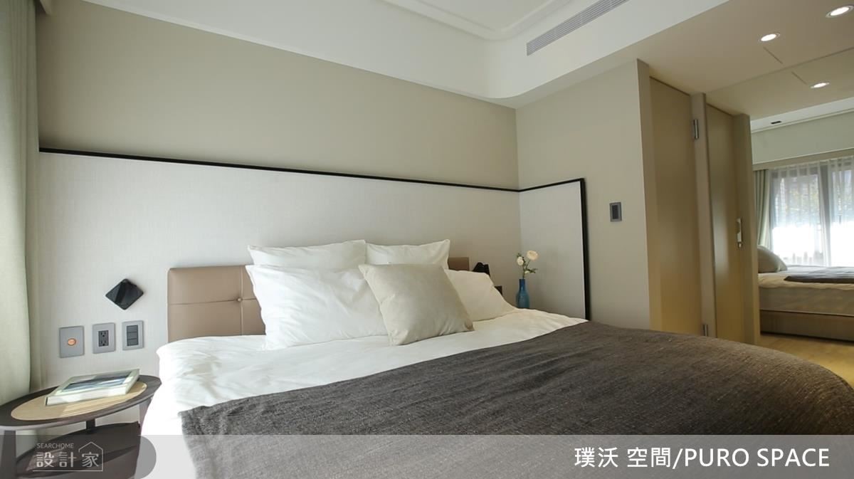 主臥以純淨簡約的設計，營造出舒適輕鬆的睡眠場域。