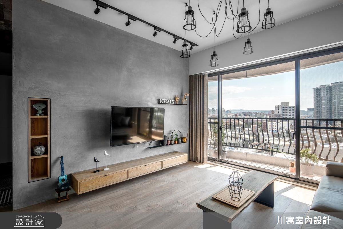 客廳電視水泥牆以特殊粉光處理，為立面增添細膩與質樸層次。
