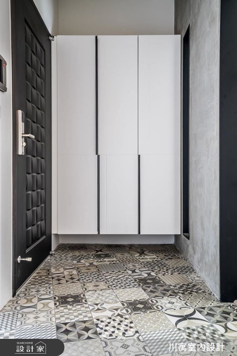 玄關跳色花磚以斜角鋪陳，挹注活潑視覺感受。