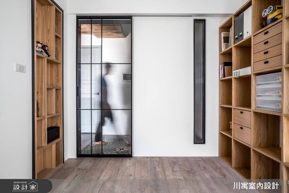 書房拉門選用通透玻璃鐵門，無形中串聯場域。