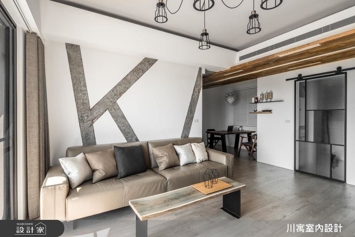 客廳藕灰色調天花，為剛硬工業風勾勒柔和氣息。