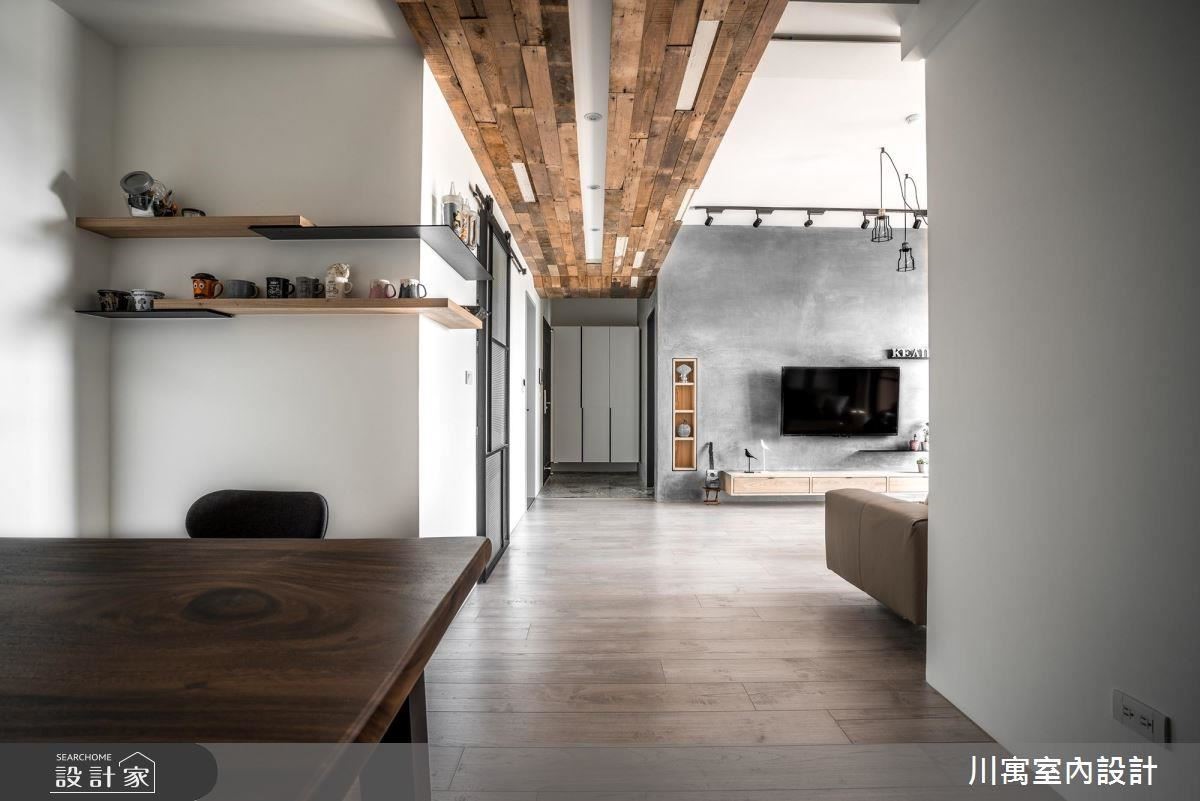 廊道天花以舊木搭佐不規則白色木皮，挹注空間色彩變化。