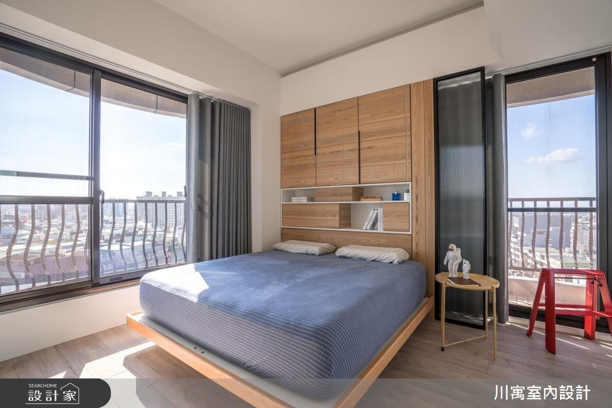 主臥利用木材質地坪與櫃體，為場域營造簡約樸素的靜謐氛圍。