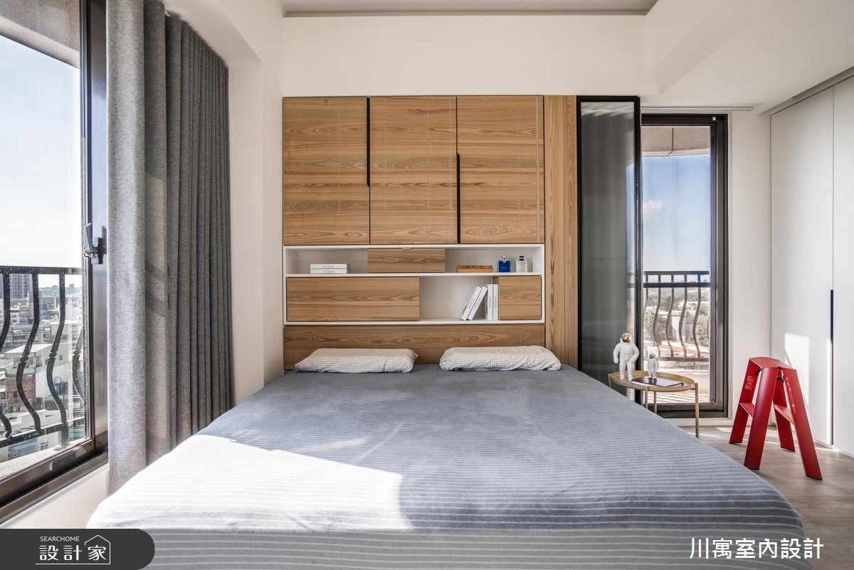 主臥床頭背牆以黑框屏風設計延伸立面寬度，完整視覺效果。