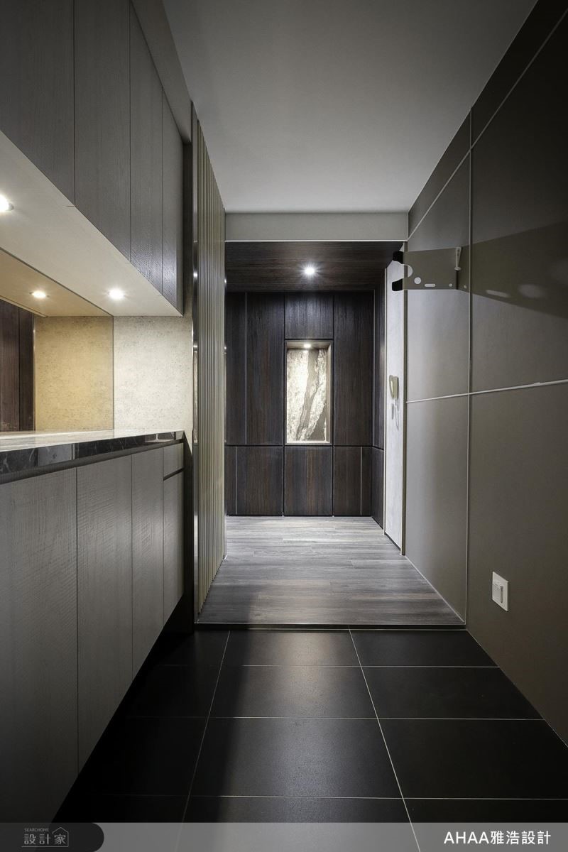 玄關櫃體選用紅色琥珀鏡鋪陳，增添視覺溫潤質感。