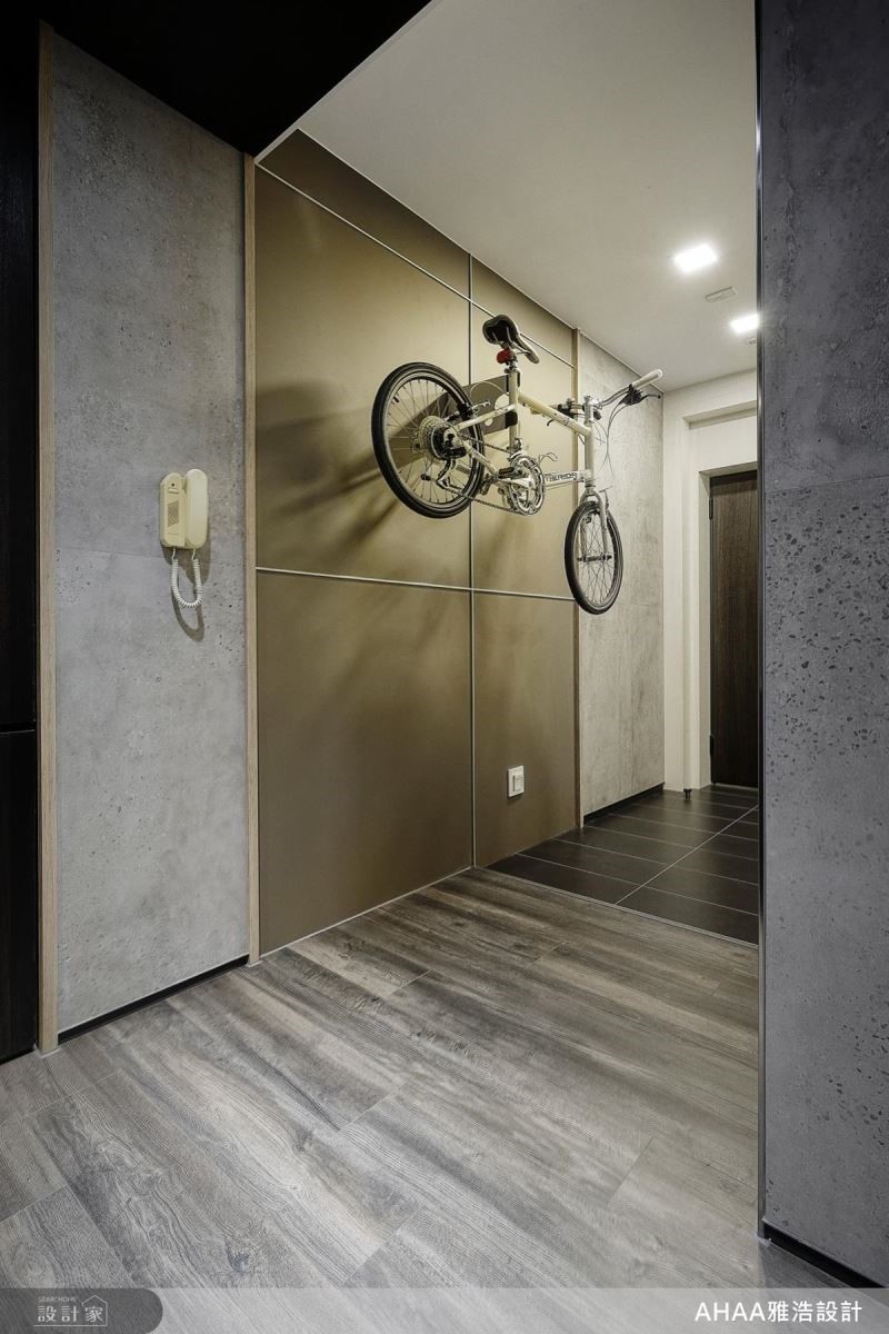 玄關壁面設立車架滿足屋主喜好，立面同時可用油性筆書寫，為居者生活挹注互動樂趣。