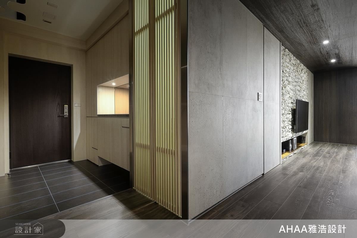 玄關儲藏室拉門採木格柵設計，無形中演繹日式氛圍。