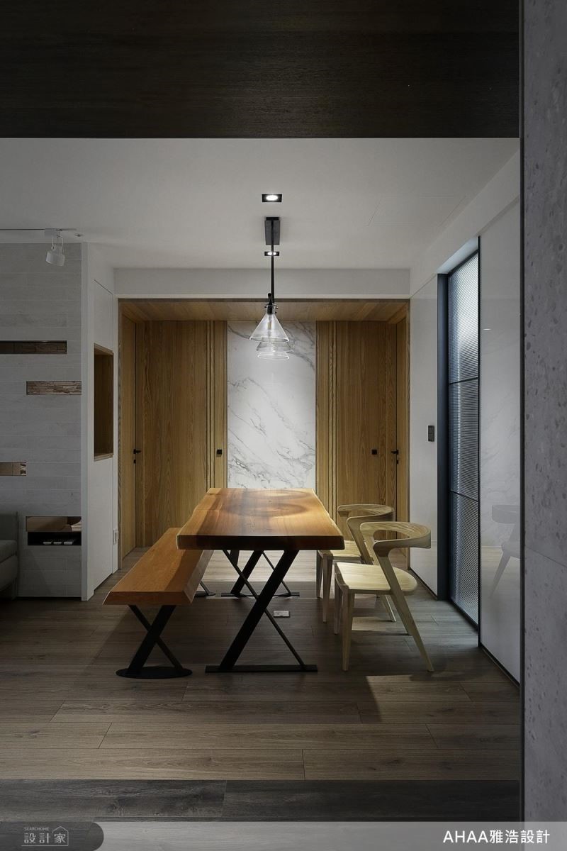 餐廳背景採淺色木頭框景設計，構築日式禪風景象。