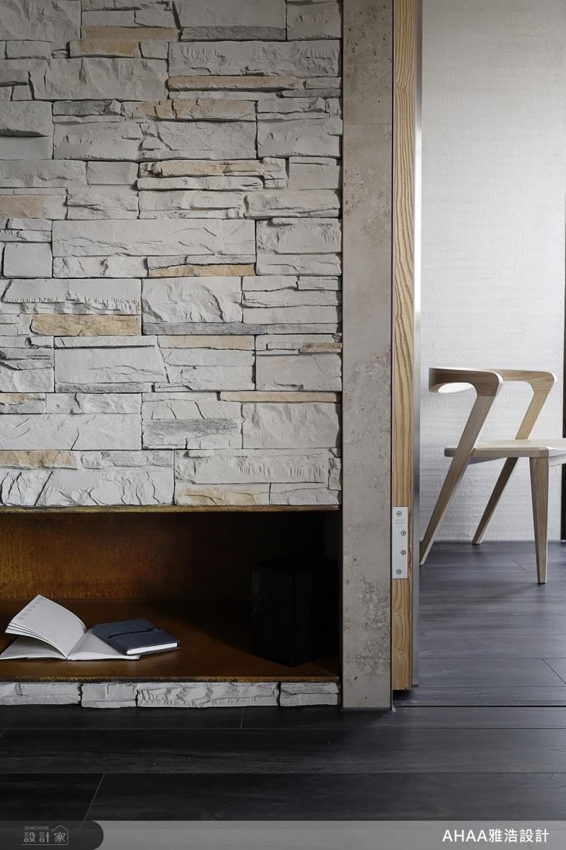 客廳電視牆以文化石的粗獷肌理，襯托空間自然質感。