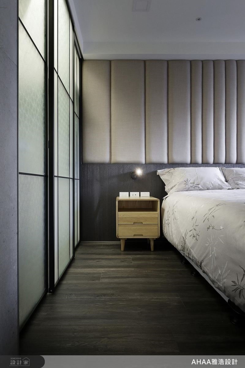 主臥床頭板以繃布的寬度變化，延伸壁面達到視覺的立體層次。